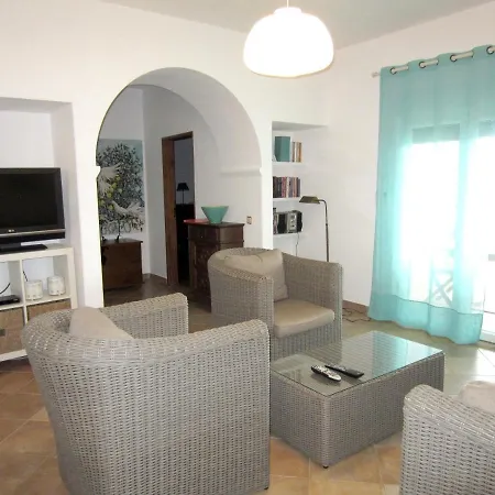 4 Bedrooms With Private Pool Enclosed Garden And Wifi At *