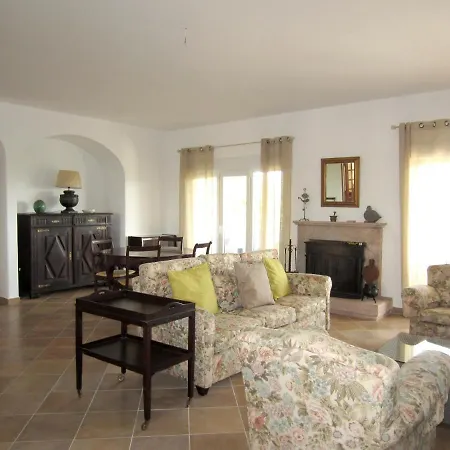 4 Bedrooms With Private Pool Enclosed Garden And Wifi At וילה
